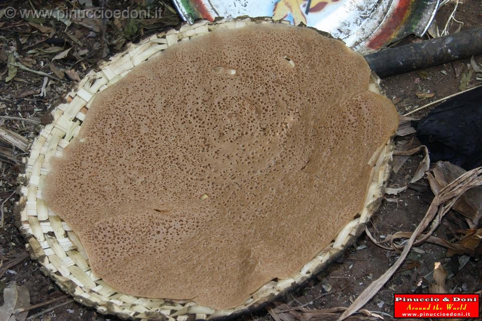 Ethiopia - Preparazione del kotcho pane tradizionale - 16.jpg